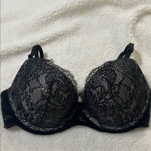 Victoria's Secret Very Sexy Black Lace Push up Bra with Plunge Neckline Like New